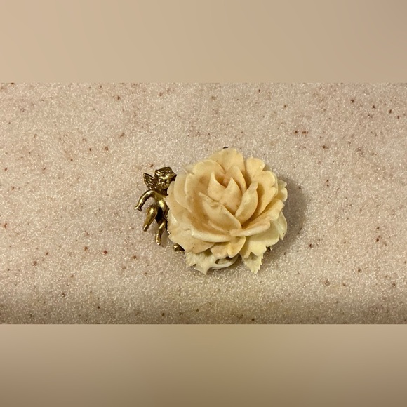 Vintage-Inspired Cream and Gold Floral Brooch - Picture 1 of 2